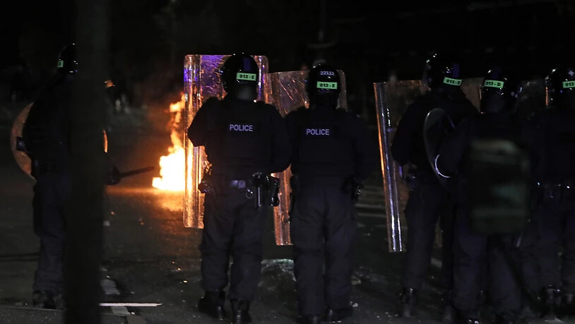Polizisten mit Schutzschilden stehen in einer Straße in der Tigers Bay in Belfast während weiterer Unruhen. Foto: Brian Lawless/PA Wire/dpa