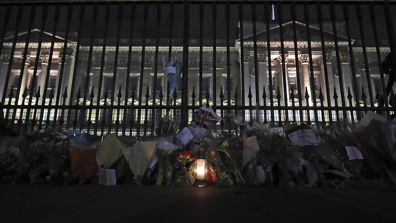 Blumen und Kerzen stehen vor dem Buckingham Palast in London, nachdem der Tod von Prinz Philip, Herzog von Edinburgh, bekannt gegeben wurde. Foto: Yui Mok/PA/AP/dpa