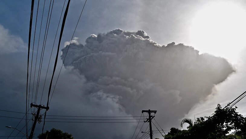 dpatopbilder - Eine Aschewolke steigt auf nachdem der Vulkan La Soufriere auf der östlichen Karibikinsel St. Vincent ausbricht. Foto: Kepa Diez Ara/AP/dpa