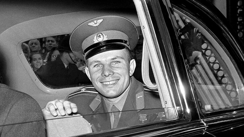 ARCHIV - Kosmonaut Juri Gagarin im Juli 1961 nach einem Mittagessen mit Königin Elizabeth II. Foto: Brian Calvert/AP/dpa