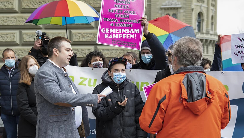 Demonstranten protestierten am Montag in Bern während der Rede von Anian Liebrand (links), dem Koordinator des Referendums-Komitees, bei der Einreichung der Unterschriften für das Referendum "Nein zur Ehe für alle".