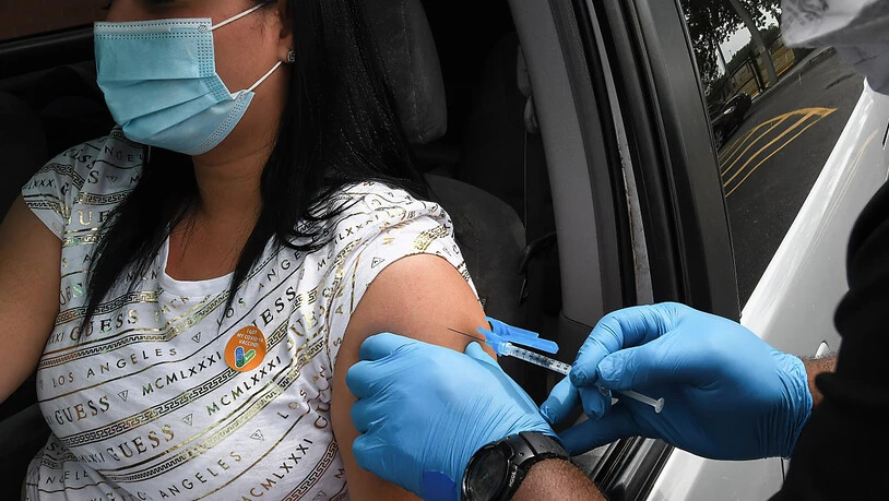 Eine Krankenschwester gibt in Orlando, Florida, eine Spritze mit dem Johnson  Johnson Corona-Impfstoff an einer Drive-Thru-Impfstelle. Foto: Paul Hennessy/SOPA Images via ZUMA Wire/dpa