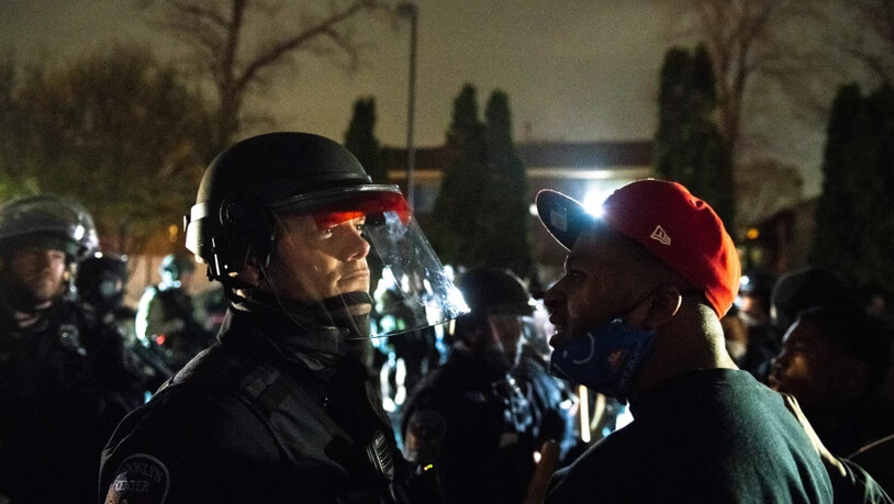Ein Demonstrant spricht mit einem Polizisten nach einem neuen Fall von Polizeigewalt. Foto: Imagespace/imageSPACE via ZUMA Wire/dpa