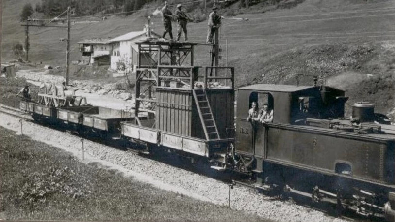 Hier zu sehen ist ein Montagezug mit einer dampfbetriebenen Lokomotive.