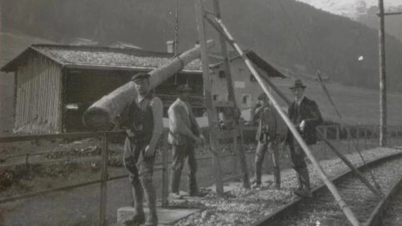 Im Gebiet «Auf den Höfen» bei Davos Platz wird ein Mast errichtet.