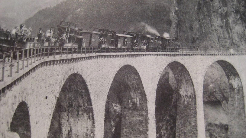 Ein Montagezug befährt das Landwasser-Viadukt. Das Bauwerk gehört zur Albula-Linie,  die 1919 elektrifiziert worden ist.