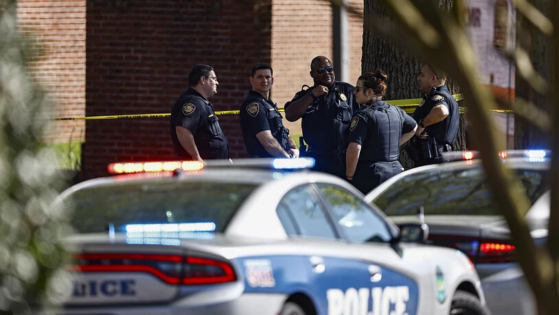 Die Polizei von Knoxville arbeitet am Tatort nach einem Schusswaffenangriff an einer Schule. Foto: Wade Payne/AP/dpa