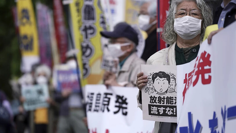 Menschen skandieren während einer Kundgebung vor dem Büro des Premierministers Suga Slogans. Japan will das im havarierten Atomkraftwerk Fukushima angesammelte radioaktive Wasser nach einer Behandlung trotz des örtlichen Widerstands und der Bedenken von…