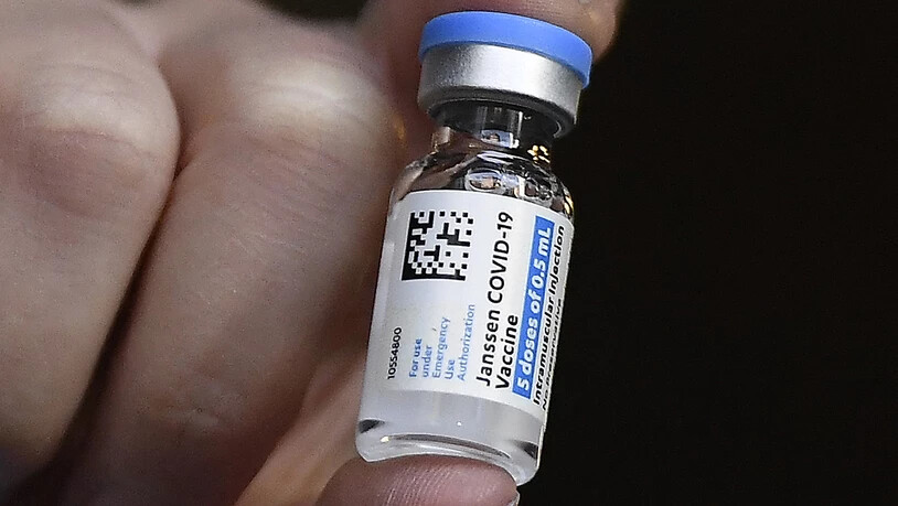 ARCHIV - Eine Apothekerin hält eine Dosis mit dem Corona-Impfstoff des US-Pharmakonzerns Johnson  Johnson. Die Behörden in den USA haben eine vorübergehende Aussetzung der Impfungen mit dem Wirkstoff von Johnson  Johnson empfohlen. Foto: Jessica Hill…