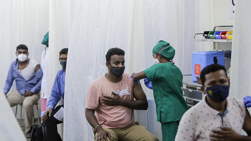Patienten werden in Mumbai gegen das Coronavirus geimpft. Indien hat Brasilien als Land mit den zweitmeisten Corona-Infizierten weltweit überholt. Foto: Rajanish Kakade/AP/dpa