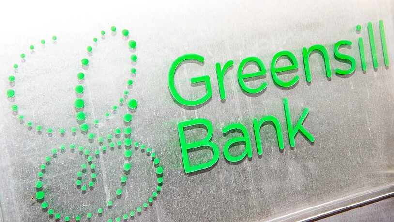 FILED - Ein Schild mit dem Firmennamen "Greensill Bank" hängt am Eingang der Bremer Privatbank. Photo: Sina Schuldt/dpa