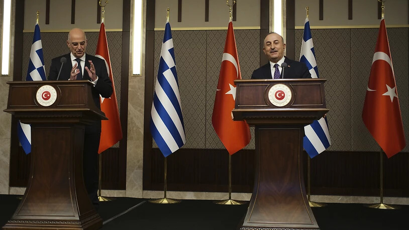 Nikos Dendias (l), Außenminister von Griechenland, und Mevlüt Cavusoglu, Außenminister der Türkei, sprechen bei einer Pressekonferenz zu den Journalisten. Foto: Burhan Ozbilici/AP/dpa