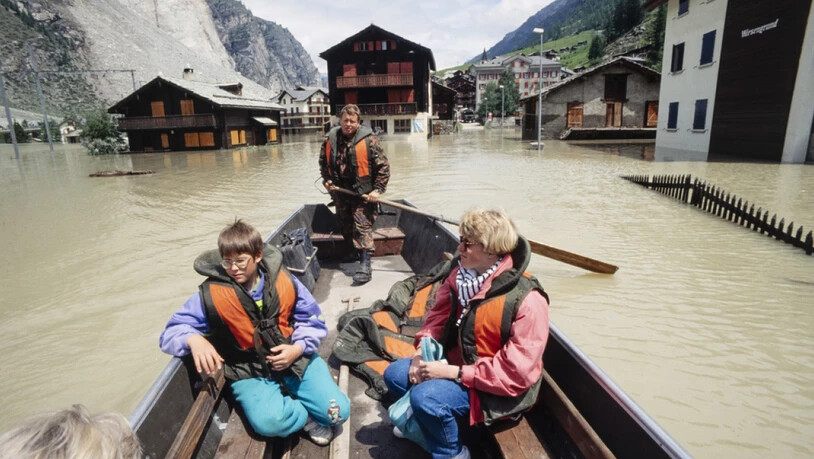 Soldaten bringen die Menschen durch das überschwemmte Bergsturzgebiet in Sicherheit. (Archivbild)