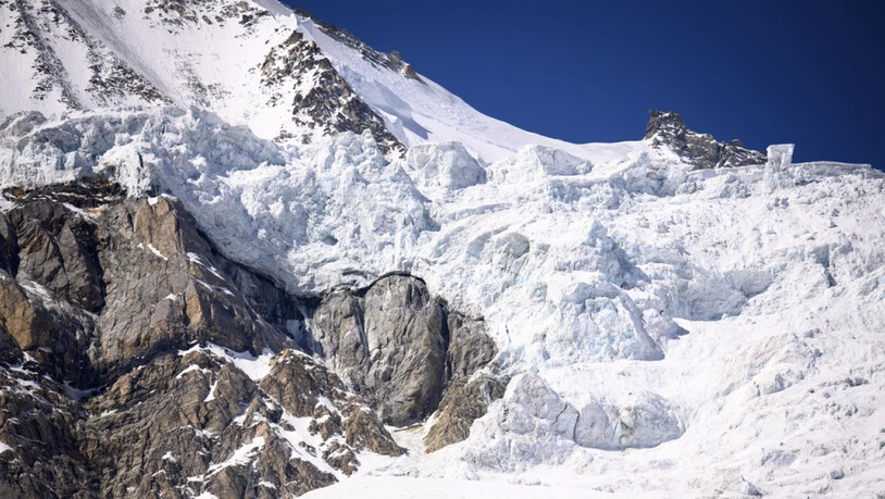 Vom Bisgletscher hoch über Randa stürzen regelmässig Eislawinen in die Tiefe. Die Bewegung wird mit Sensoren überwacht.