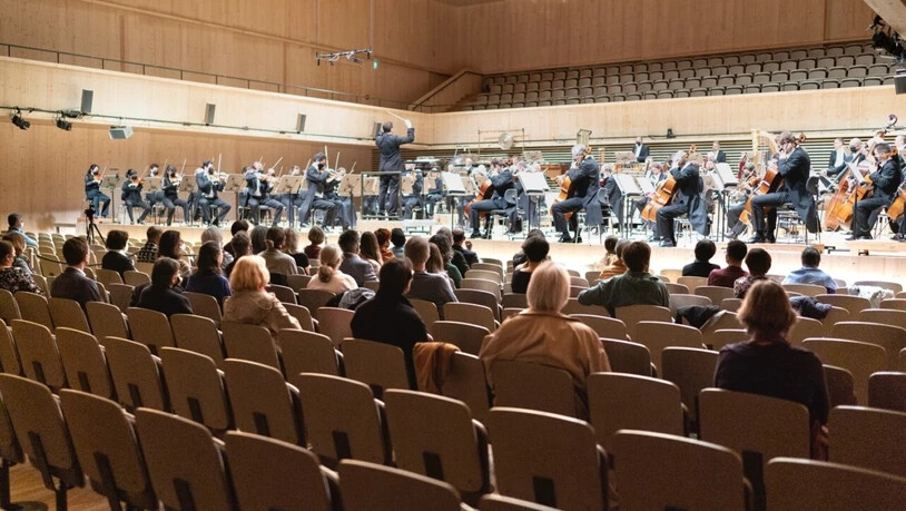 Nach beinahe einem halben Jahr ist das Zürcher Tonhalle-Orchester am Donnerstagabend erstmals wieder aufgetreten: 80 Musikerinnen und Musiker spielten für ein Publikum von 50 Personen.