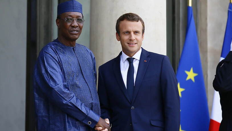 ARCHIV - Idriss Déby Itno und Emmanuel Macron. Foto: Francois Mori/AP/dpa