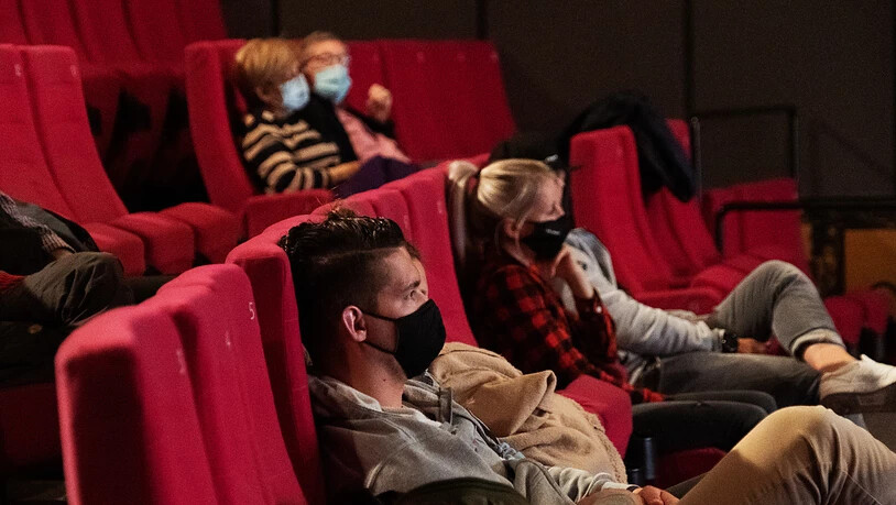 Zuschauer mit Hygienemasken im Kino Rex in Biel am Tag der Wiedereröffnung der Kinos am Donnerstag.