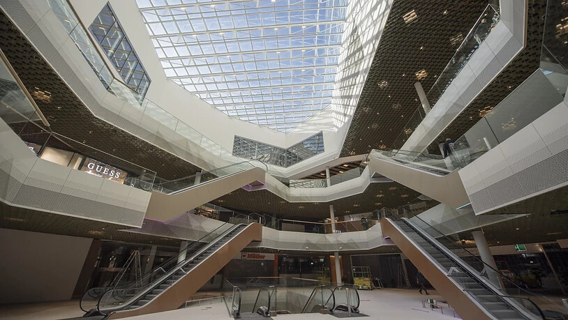 Beim Einkaufszentrum Mall of Switzerland in Ebikon ging 2018 vier Monate nach der Eröffnung eine Bombendrohung ein - der Verantwortliche muss nun ins Gefängnis. (Archivbild)