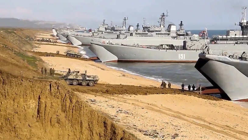 HANDOUT - Auf diesem vom russischen Verteidigungsministerium Pressedienst herausgegebenem Video-Screenshot gehen russische Truppen nach Manövern auf der Krim an Bord von Landungsschiffen. Foto: Uncredited/Russian Defense Ministry Press Service/AP/dpa -…