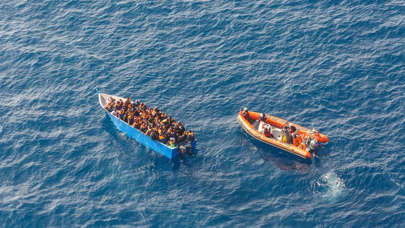 ARCHIV - Ein früherer Rettungseinsatz der Besatzung eines Sea-Watch-Schiffs auf dem Mittelmeer. Auf der «Sea-Watch 4» befinden sich laut Angaben der privaten Seenotretter derzeit 120 Migranten, die sie innerhalb der vergangen Woche aus dem Meer gerettet…