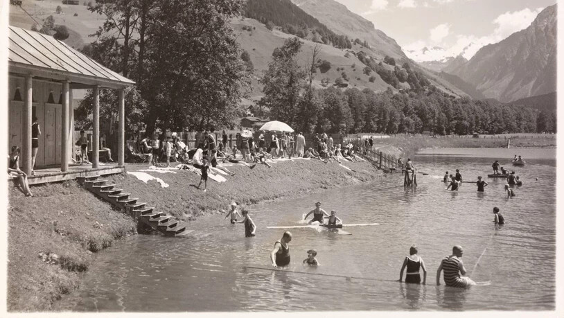 Klosters kann nächstes Jahr sein 800-Jahr-Jubiläum feiern. Im Bild zu sehen ist das Strandbad beim Doggilochsee, datiert auf August 1929. 