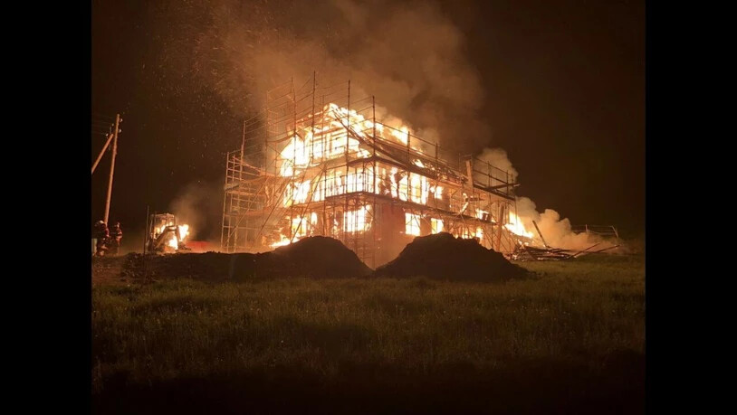 In Heitenried FR ist am frühen Samstagmorgen ein in Renovation stehendes Bauernhaus durch einen Brand vollständig zerstört worden.