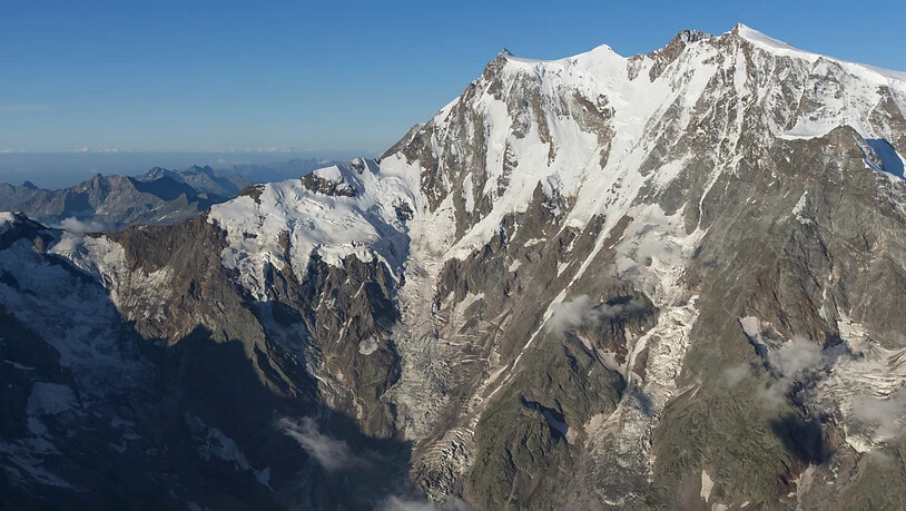 Ein italienisch-schweizerisches Forschungs-Team will dem Gletscher des Monte Rosa in 80 Metern Tiefe einen Eiskern entnehmen. Auf dem Bild ist die Ostwand des Monte Rosa zu sehen. (Archivbild)