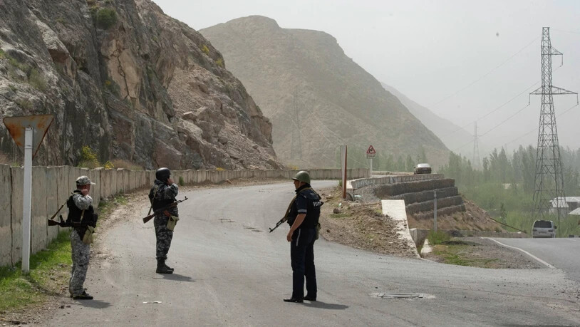 Kirgisische Ordnungshüter bewachen die Grenze zwischen Kirgistan und Tadschikistan. Foto: Elaman Karymshakov/Sputnik/dpa
