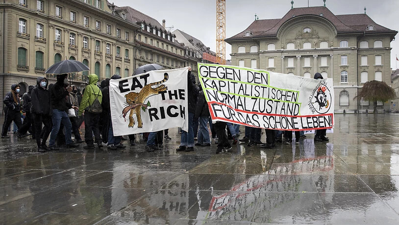 Demonstranten protestieren mit Bannern auf dem Bundesplatz in Bern.