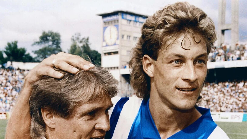Vor der Kulisse des alten Wankdorf: Trainer Friedel Rausch und Peter Nadig freuen sich über Luzerns Cupsieg 1992