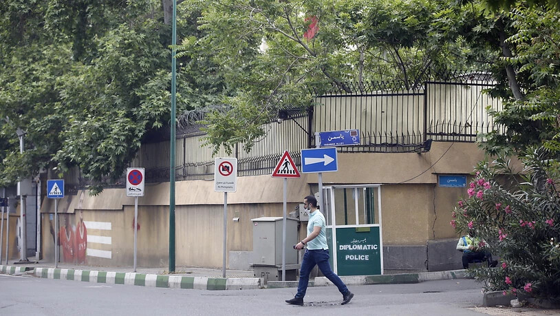 Aussenansicht der Schweizer Botschaft in Teheran. Eine hochrangige Mitarbeiterin der Botschaft in der iranischen Hauptstadt ist am Montag beim Sturz aus einem Hochhaus ums Leben gekommen.