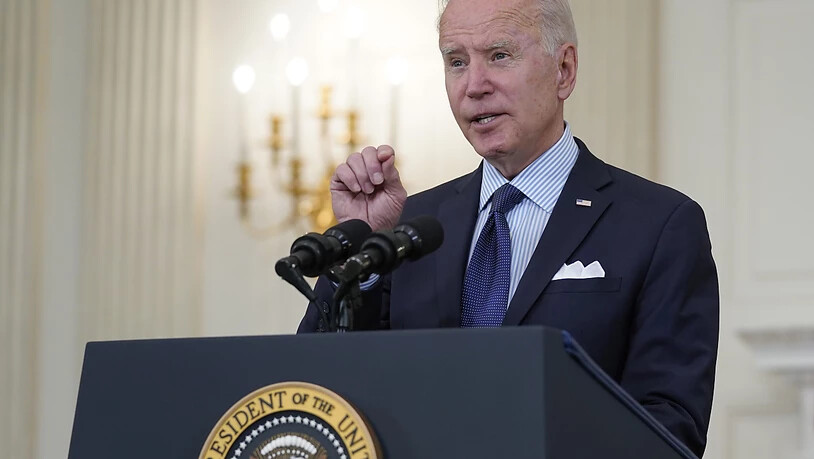 Joe Biden spricht bei einer Pressekonferenz im State Dining Room des Weißen Hauses über die Impfkampagne. Foto: Evan Vucci/AP/dpa