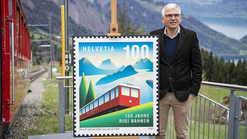 Der CEO der Rigi Bahnen, Frederic Füssenich, mit der neuen Sonderbriefmarke "150 Jahre Rigi Bahnen" der Schweizerischen Post