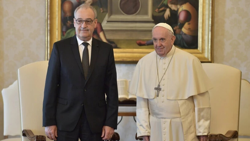 Bundespräsident Guy Parmelin (links) hat im Vatikan Papst Franziskus besucht.