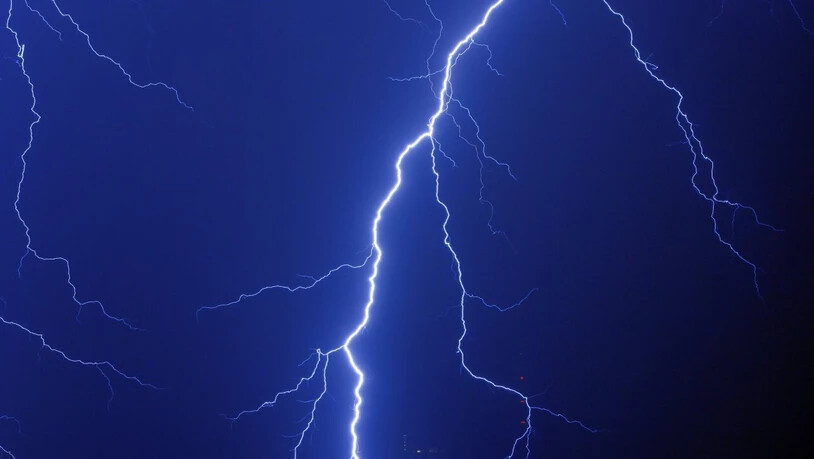 Blitze sind faszinierende Naturphänomene, können allerdings hohe Schäden anrichten. Forschende testen nun eine neue Technologie auf dem Säntis, um Blitze abzulenken. (Archivbild)