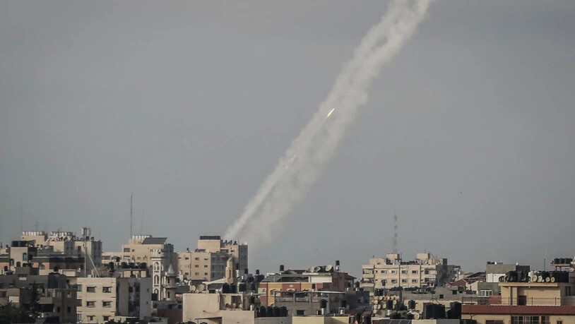 Raketen werden von der islamistischen Hamas aus Gaza-Stadt in Richtung Israel abgefeuert. Kurz nach Ablauf eines Ultimatums der islamistischen Hamas haben militante Palästinenser mehrere Raketen aus dem Gazastreifen auf Israel abgefeuert. Foto: Mohammed…