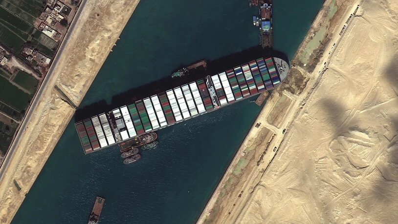 Ägypten zieht nach der tagelangen Blockade des Suez-Kanals durch den havarierten Tanker "Ever Given" im März Konsequenzen: Ein Teil des wichtigen Schifffahrtsweges zwischen Asien und Europa soll ausgebaut werden. (Archivbild)