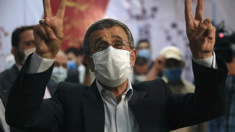 Der ehemalige Präsident Mahmoud Ahmadinedschad zeigt sein Siegeszeichen. Foto: Vahid Salemi/AP/dpa