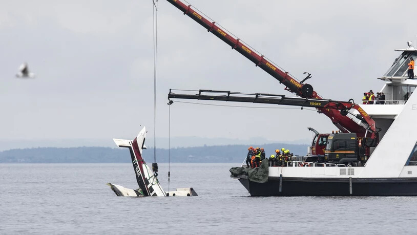 Mit zwei Kranen auf einer Autofähre wurde das Flugzeug am Mittwochmittag langsam aus dem Bodensee gezogen.