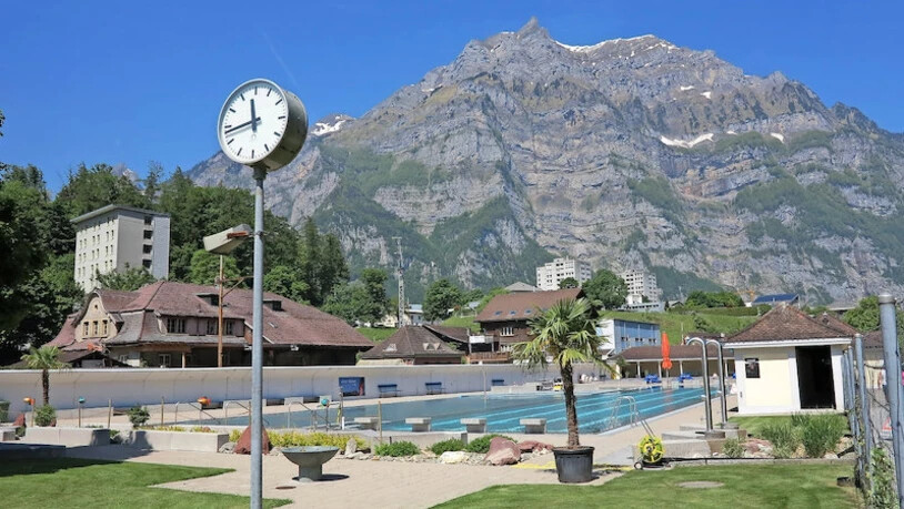Es ist Zeit: Das Freibad Ygruben in Glarus (Bild) wird wie die Badi in Netstal am 15. Mai die Saison eröffnen.