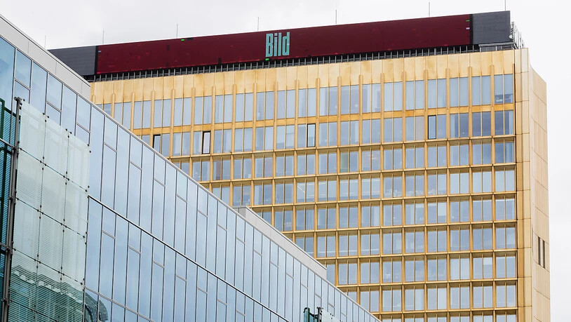 ARCHIV - Das Logo der Boulevardzeitung «Bild» ist auf einer Leuchtanzeige auf dem Axel-Springer-Hochhaus zu sehen. Axel Springer und Facebook haben sich nach jahrelangen juristischen Auseinandersetzungen überraschend auf eine umfassende Zusammenarbeit…
