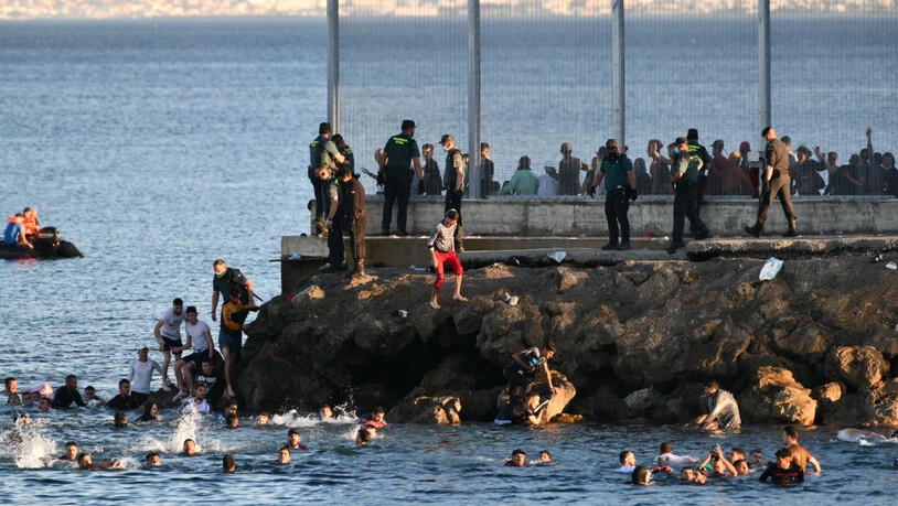 Migranten schwimmen von der marokkanischen Stadt Fnideq aus die spanische Nordafrika-Exklave Ceuta. Foto: Antonio Sempere/EUROPA PRESS/dpa