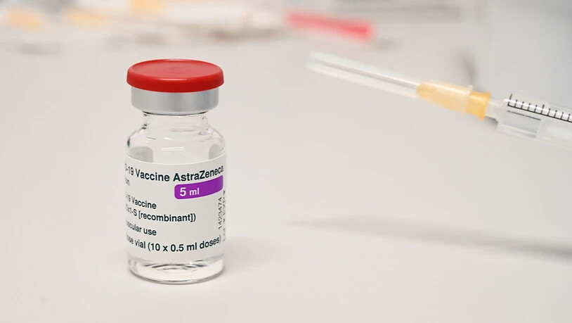 ARCHIV - Eine Dosis des Corona-Impfstoffs von Astrazeneca steht auf einem Tisch. Foto: Stefan Sauer/dpa