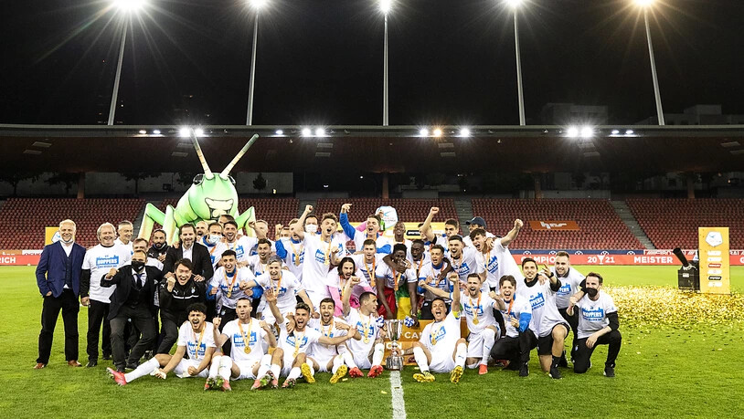 Die Mannschaft des Grasshopper Club Zürich feiern im Letzigrund die Rückkehr in die Super League