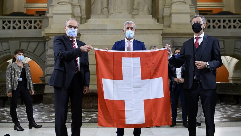 Im Gegenzug erhält der SFV vom Bundesrat eine Schweizer Fahne überreicht
