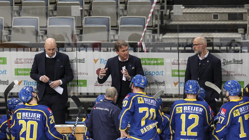 Schwedens neuer Nationalcoach Johan Garpenlöv (Mitte) muss nach zwei Niederlage zum Auftakt über die Bücher
