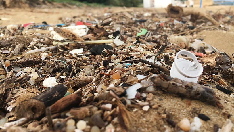 Ein mit Plastikteilchen überschwemmter Sandstrand in Sizilien: In den Regionen ums Mittelmeer strandet besonders viel Plastik oder landet in den Küstengewässern. (Archivbild)
