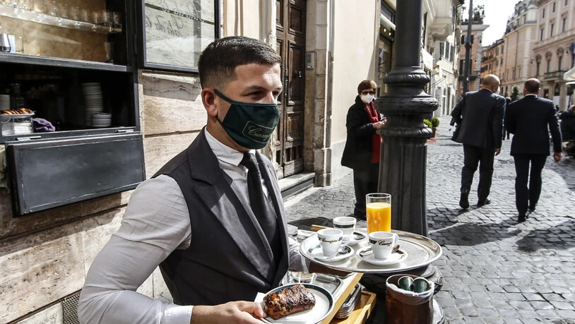 Er gehört zu einer seltenen Spezies: Ein Mann, der im Stadtzentrum von Rom das Frühstück serviert. In Italien fehlen seit Ausbruch der Coronakrise die Fachkräfte im Service. (Symbolbild)