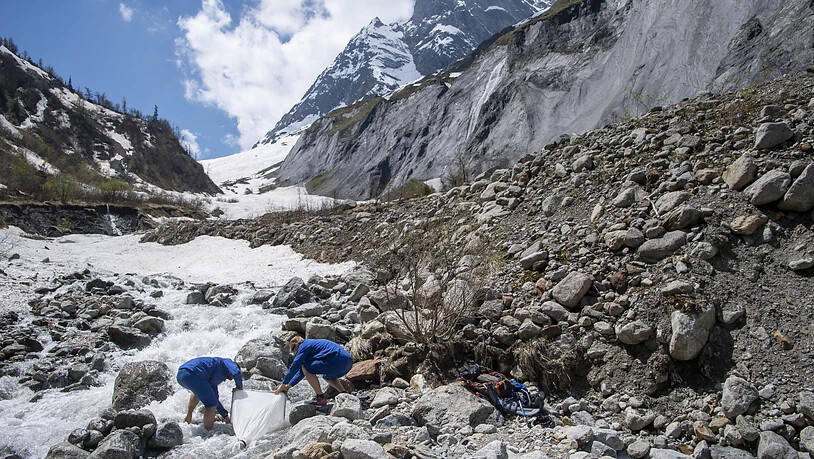 Unter anderem am Fusse des Glacier des Bossons, des Glacier d’Argentieres und des Glacier de Trient hält das Team an, um ein Netz mit einer Maschenweite von 50 Mikrometer zu installieren und die vom Schmelzwasser transportierten Plastikpartikel in…