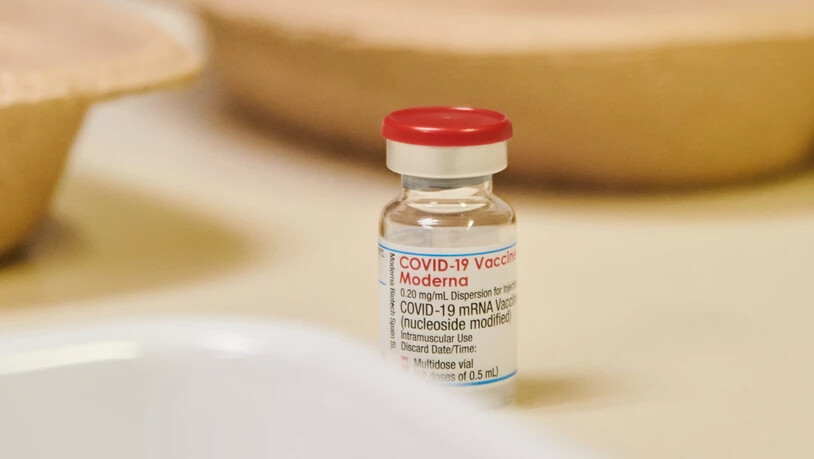ARCHIV - Ein Fläschchen mit dem Corona-Impfstoff von Moderna steht in einer Impfstelle in Berlin-Moabit. Der US-Hersteller Moderna hat bei der EU-Arzneimittelbehörde EMA die Zulassung seines Corona-Impfstoffs für Kinder und Jugendliche ab zwölf Jahren…